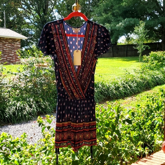 5/$25 - Cute and flirty short sleeve romper - Picture 2 of 10